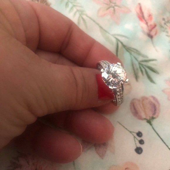 Women’s CZ stones set in SS ring - Picture 4 of 5